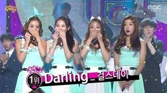 걸스데이가 쇼! 음악중심에서 신곡 달링으로 1위를 차지하자 민아(오른쪽에서 세 번째)가 감격스러운 표정으로 기뻐하고 있다. /MBC 방송 화면 캡처
