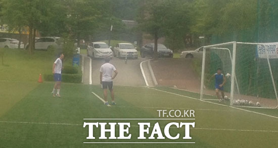 2014 브라질 월드컵을 마친 뒤 국내에서 휴식을 취하면서도 손흥민(왼쪽)은 춘천 훈련장을 찾아 개인 훈련을 계속했다. /춘천=이성노 기자