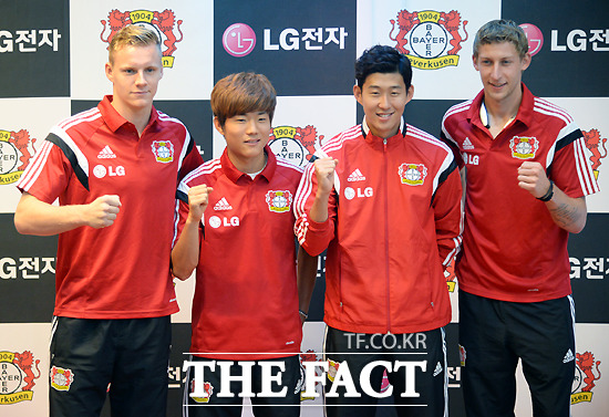 베른트 레노(맨 왼쪽)가 29일 서울 강남구 청담동 LG베스트샵 강남본점에서 열린 LG전자 초청 바이엘 04 레버쿠젠 코리아투어 2014 손흥민 팬사인회에서 손흥민(오른쪽에서 두 번째)과 포즈를 취하고 있다. / 청담동 = 이효균 기자