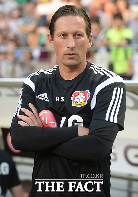 로저 슈미트 레버쿠젠 감독이 30일 서울월드컵경기장에서 열린 FC서울과 친선경기 직전 그라운드를 바라보고 있다. / 서울월드컵경기장 = 최용민 기자