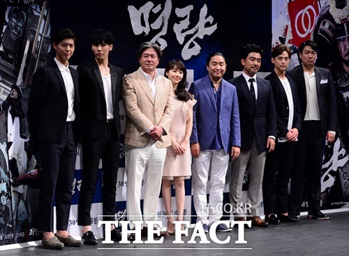 영화 명량을 함께한 배우들. 최민식(왼쪽에서 세 번째)의 분량이 절대적으로 많아다른 캐릭터가 묻힌 것이 다소 아쉽다./김슬기 기자