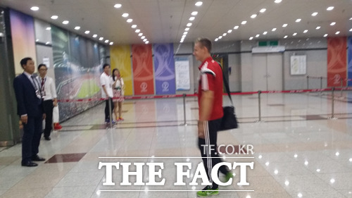 베른트 레노(오른쪽)가 30일 서울월드컵경기장에서 열린 FC서울과 경기를 마친 뒤 믹스트존에서 이동하고 있다. / 서울월드컵경기장 = 한효정 통신원