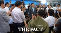 [TF포토] 지지자들의 박수 받는 손학규