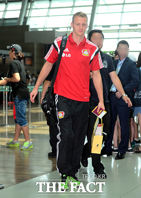 레버쿠젠 골키퍼 베른트 레노가 1일 인천국제공항에서 독일로 가는 비행기를 타기 위해 이동하고 있다. / 인천국제공항 = 김슬기 기자