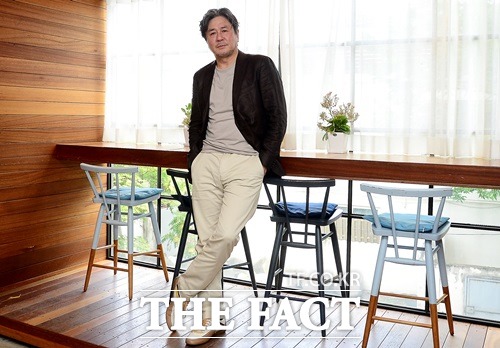 최민식은 배우는 개성이 있으면 안 된다며 자신의 연기론을 이야기한다./이새롬 기자