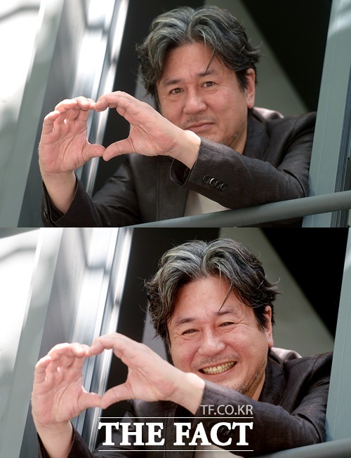 하트 포즈를 해 달라는 <더팩트>사진 기자의 요청에 환한 웃음을 짓고 있는 최민식./이새롬 기자