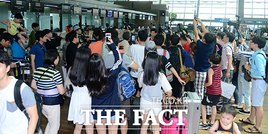 많은 축구 팬이 1일 인천국제공항에서 독일로 출국하는 손흥민과 레버쿠젠 선수들을 보기 위해 모여 있다.
