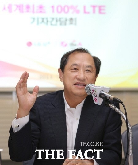 이상철 부회장 등 LG유플러스 경영진들이 잇달아 주식을 사들인 가운데 3개월만에 주가가 1만원선을 회복해 겨우 체면을 유지하고 있다고 증권가 안팎에서는 수군거린다./더팩트 DB