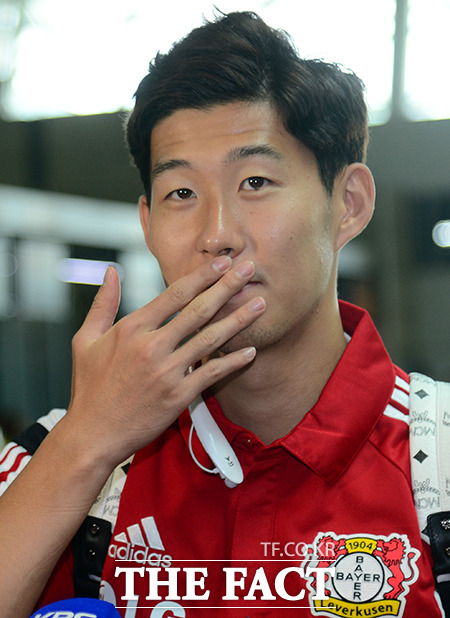 레버쿠젠 손흥민이 1일 인천국제공항에서 취재진의 물음에 답하고 있다.