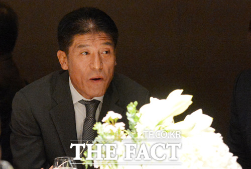 이장수 청두 티엔청 감독이 2일 열린 선전 루비와 홈 경기에서 2-0으로 이겼다. 이 감독이 지난 2012년 허정무 대한축구협회 부회장 딸 허은 씨 결혼식에 참석했다. / 문병희 기자