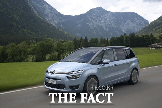 시트로엥의 공식 수입원인 한불모터스가 8월 한 달간 시트로엥 그랜드 C4 피카소 구매고객을 대상으로 인조이 파리지엥 캠핑 프로모션을 시행한다. / 한불모터스 제공