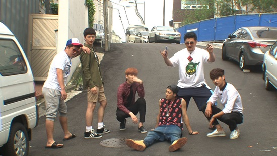 정형돈 육성재 혁 잭슨 데프콘 엔(왼쪽부터)이 새로운 아이돌 프로젝트 그룹을 결성하고 포즈를 취하고 있다./MBC에브리원 제공