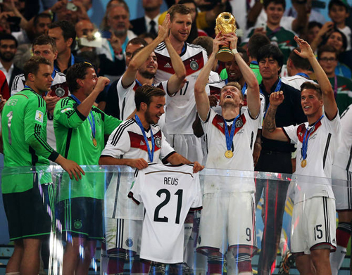 독일 대표팀의 마리오 괴체(왼쪽에서 세 번째)가 지난달 14일 열린 브라질 월드컵 결승전 아르헨티나와 경기에서 1-0으로 이긴 뒤 마르코 로이스의 21번 유니폼을 들고 뒤풀이하고 있다. / 도르트문트 홈페이지 캡처