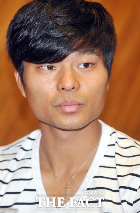 전 축구 국가 대표 최성국이 4일 사회인 야구 활동 사실이 알려졌다. 최성국이 지난 2012년 6월 <더팩트>와 인터뷰하고 있다. / 더팩트 DB