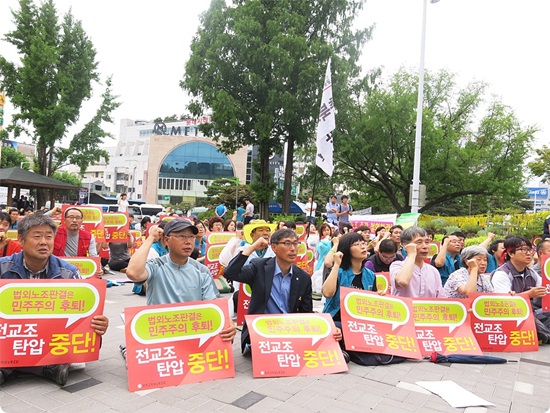 황우여 사회부총리 겸 교욱부 장관 후보자는 6일 전국교직원노동조합에 대해 교육의 정치적 중립성과 자주성을 훼손하고 있다고 비판해 논란이 예상된다. 지난달 3일 충북 청주 상당공원에서 전교조 법외노조 규탄 결의대회를 벌이고 있는 전교조/ 전교조 제공