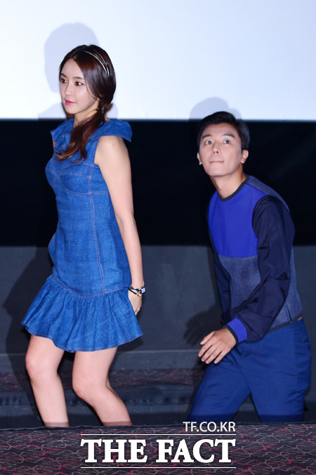 영화 터널 3D 언론시사회가 7일 오후 서울 왕십리CGV에서 열린 가운데 정유미(왼쪽)와 연우진이 입장을 하고 있다./남윤호 기자