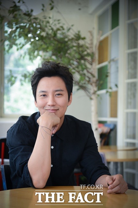 배우 김남길이 <더팩트>와 인터뷰에서 자신의 연애관에 대한 소신을 솔직히 털어놨다./이효균 기자