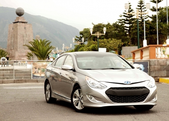 현대자동차는 쏘나타 하이브리드를 구입하는 고객에게 250만 원 할인 또는 100만 원 할인+1.4% 저금리를 적용한다./현대차 제공