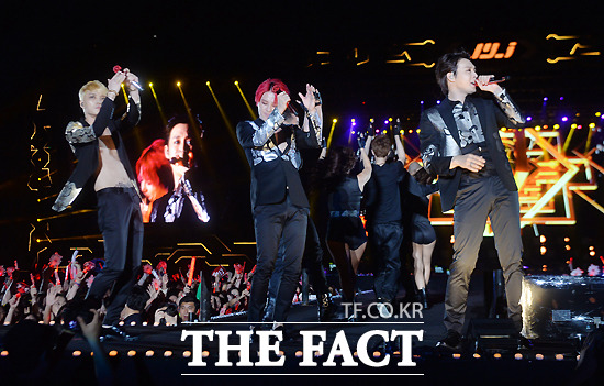 JYJ 김재중 김준수 박유천(왼쪽부터)이 팬들 앞에서 노래하고 춤추고 있다. /문병희 기자