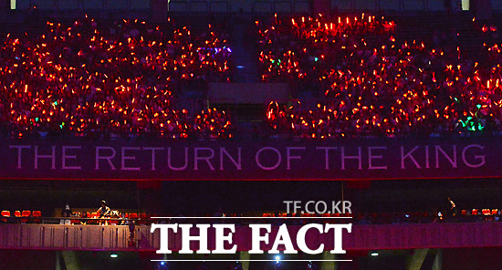 4년 만에 열린 JYJ의 공연에 3만 명의 팬들이 새빨간 야광봉을 흔들며 환호하고 있다. /문병희 기자