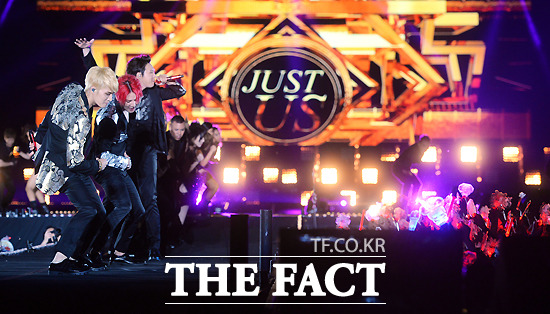 JYJ가 9일 서울 잠실 주 경기장에서 3만 명 팬들과 함께 콘서트를 열고 무더운 밤 열기를 뜨겁게 했다. /문병희 기자