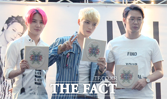 그룹 JYJ가 11일 오후 서울 영등포구 여의도 IFC몰에서 열린 팬 사인회에 참석해 포토타임을 갖고 있다./사진=해당 영상 캡처