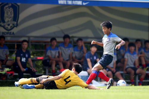 14세 이하 축구 대표팀 한 선수(오른쪽)이 지난 6월 24일 파주국가대표팀트레이닝센터에서 열린 중동중학교 연습경기에서 공을 다투고 있다. / 대한축구협회 제공