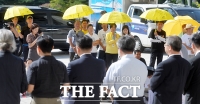 [TF포토] 노란 우산 쓴 간절한 유가족