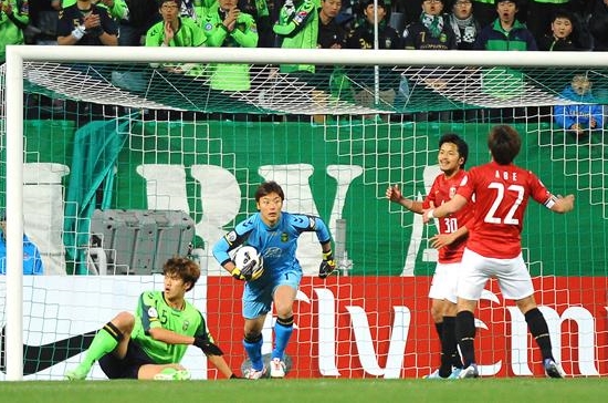 권순태(왼쪽에서 두 번째)는 12일 선수로서 국가대표팀에 발탁되는 것은 영광스러운 일이라고 말했다. / 전북 구단 제공