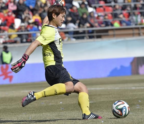 신화용은 연일 미친 선방으로 팬들의 시선을 끌고 있다. / 포항 구단 제공