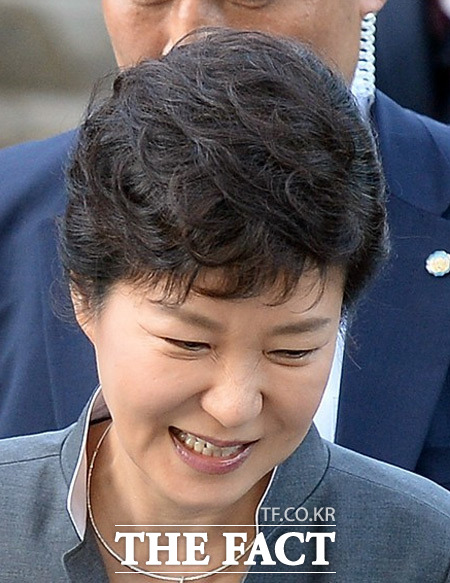 2014 필즈상 수상자로 최초 여성이 등장한 가운데 최초 여성 시상자로 박근혜 대통령이 나섰다. / 임영무 기자