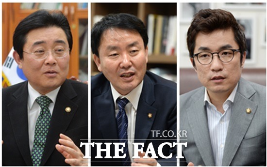 국회기 및 국회배지 등에 관한 규칙 제9조는 국회배지는 좌측 옷깃에 패용해야 한다고 규정하고 있다. 더팩트와 인터뷰 당시 금배지를 착용하고 있는 새정치민주연합 전병헌 의원, 새누리당 박창식·김상민 의원(왼쪽부터)./더팩트DB