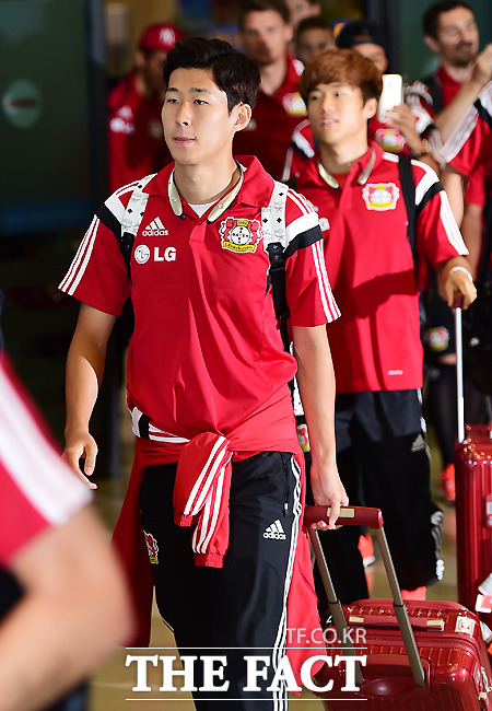 독일 분데스리가 레버쿠젠 주전 공격수 손흥민(왼쪽)과 차세대 유망주 류승우가 29일 인천국제공항을 통해 귀국하고 있다./배정한 기자