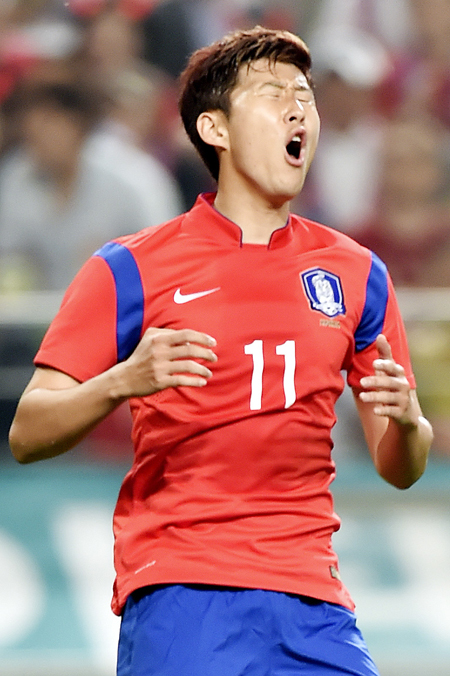 대한축구협회가 13일 손흥민의 인천 아시안게임 합류가 무산됐다고 밝혔다. 손흥민이 지난 5월 28일 열린 튀니지전에서 기회를 놓치고 아쉬워하고 있다. / 최진석 기자