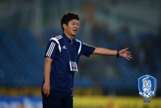 영남대 김병수 감독이 13일 펼쳐진 성남과 FA컵 8강전에서 선수들에게 작전지시를 내리고 있다. /대한축구협회 제공