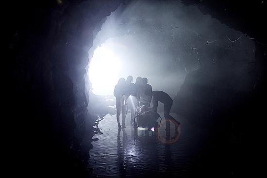 영화는 대부분 동굴 안에서 촬영이 진행됐기 때문에 음산하고 어두운 분위기를 자아낸다./영화 터널3D 스틸