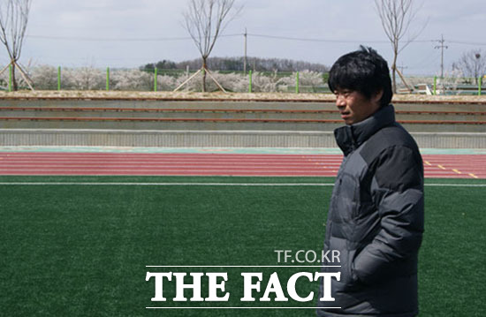 김병수 감독은 7년째 영남대를 이끌며 대학 최강으로 팀을 성장시켰다. 2010년 김병수 감독이 경주대와 친선경기에서 선수들을 지휘하고 있다.