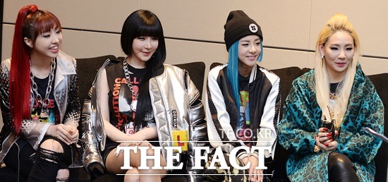 마약 밀수입 논란에 침묵으로 일관했던 박봄(왼쪽 두 번째)는 2ne1 멤버로서 15일 무대에 오른다. / 이새롬 기자