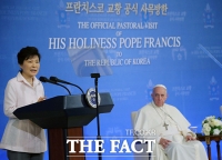 [TF포토] 프란치스코 교황에게 환영사 전하는 박근혜 대통령