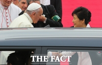 [TF포토] 악수 나누는 교황과 박근혜 대통령