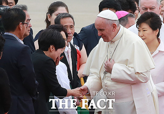 프프란치스코 교황이 14일 오전 경기도 성남 서울공항을 통해 입국, 세월호 참사 유가족과 인사를 나누고 있다./더팩트DB