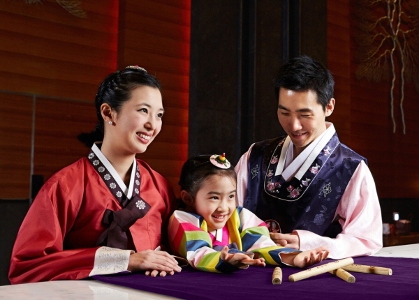 콘래드 서울은 한 해의 풍요로움이 가득한 추석을 맞이해 도심에서 보다 여유롭고 풍성하게 연휴를 즐길 수 있는 특별 추석 패키지를 제안한다.