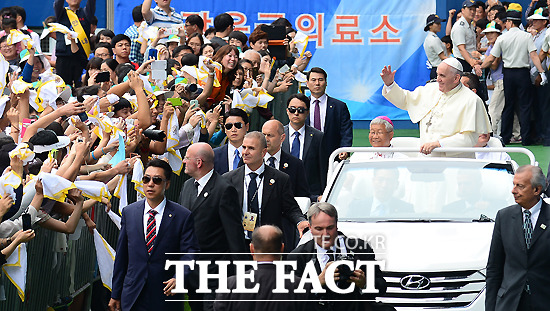 4박 5일의 일정으로 한국을 찾은 프란치스코 교황이 15일 오전 대전 유성구 월드컵대로 32 월드컵경기장에서 성모승천대축일 미사를 집전에 앞서 의전차량을 타고 신자들과 인사를 하고 있다./대전월드컵경기장=이새롬 기자
