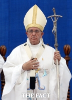 [TF포토] 가슴에 노란리본 단 프란치스코 교황
