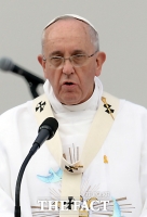 [TF포토] '노란리본' 달고 복음 전파하는 프란치스코 교황