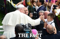 [TF포토] 어린아이 손을 꼭 쥔 프란치스코 교황