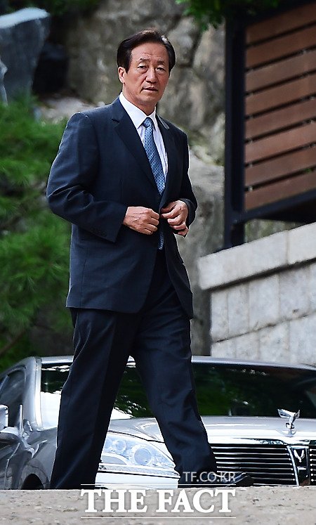 변중석 여사의 7주기 제사가 16일 고 정주영 명예회장의 자택에서 열린 가운데 정몽준 전 의원이 집안으로 걸음을 옮기고 있다.