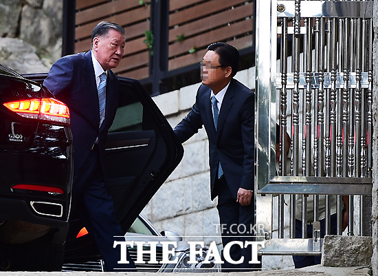 고 정주영 현대그룹 명예회장의 부인 변중석 여사의 7주기 제사가 16일 오후 고 정주영 명예회장의 자택에서 열린 가운데 정몽구 현대자동차그룹 회장이 차량에서 내리고 있다.