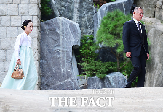 고 정주영 현대그룹 명예회장의 부인 변중석 여사의 7주기 제사가 16일 고 정주영 명예회장의 자택에서 열린 가운데 정의선 현대자동차 부회장과 그의 부인이 집안으로 들어서고 있다.