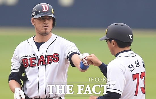 두산이 17일 잠실구장에서 열린 롯데와 경기에서 결승타를 날린 호르헤 칸투(왼쪽)의 활약에 힘입어 승리를 거뒀다. 칸투가 지난 5월 24일 잠실구장에서 열린 한화와 경기에서 안타를 때린 뒤 전상렬코치와 하이파이브를 나누고 있다. / 최용민 기자